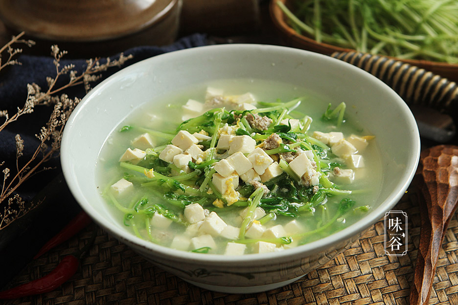 时令蔬菜和水果当然是首选了,今天我就为大家推荐春分宜吃的6