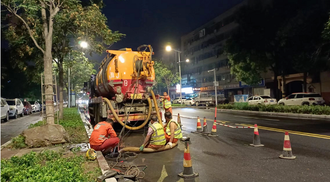 半岛官方下载入口-鏖战风雨夜 守护一城人(图5)