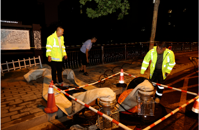 半岛官方下载入口-鏖战风雨夜 守护一城人(图6)